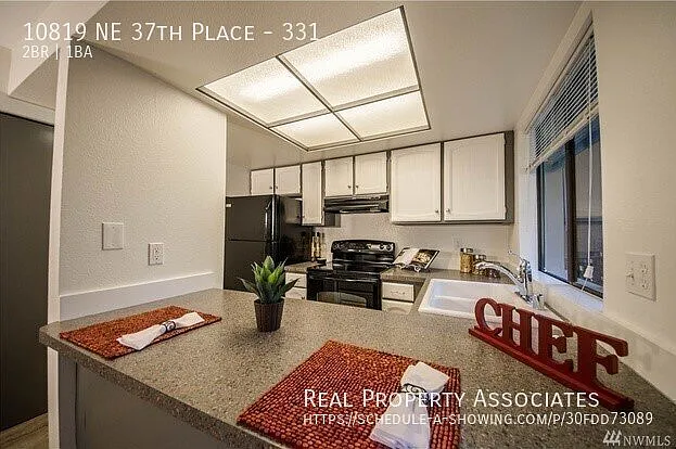 Spacious 2 Bedroom Condo in Bellevue — Photo 3