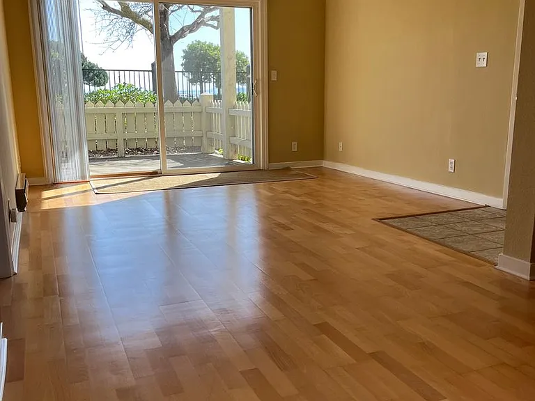 213 Lakeshore Ct — Photo 3