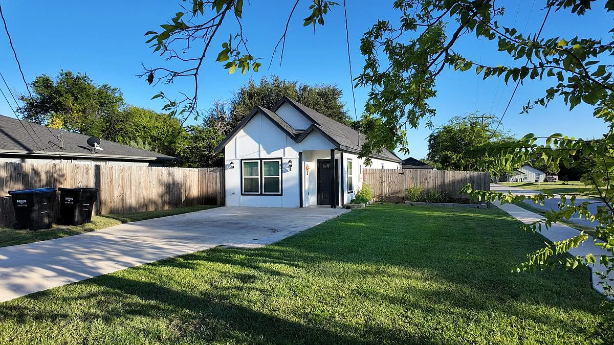 3 bed, 2.0 bath, 1492 sqft, $1,700 — Photo 1