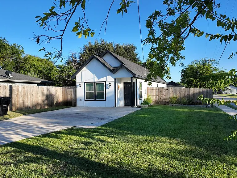 4709 Lee St — Photo 1
