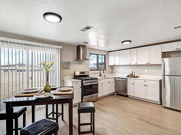 3rd image of 3325 Cardenas Dr NE