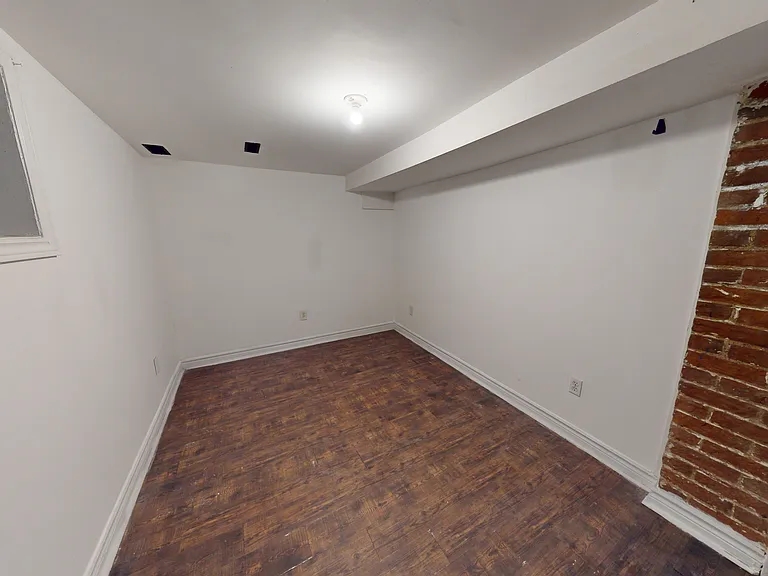 1054 Dovercourt Rd #BASEMENT — Photo 13