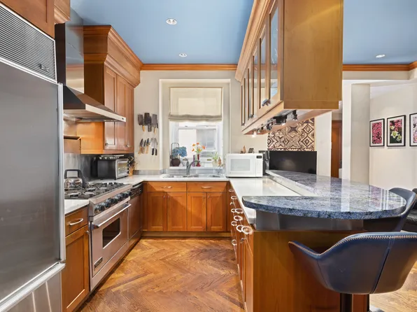 829 Park Avenue image 5 of 14