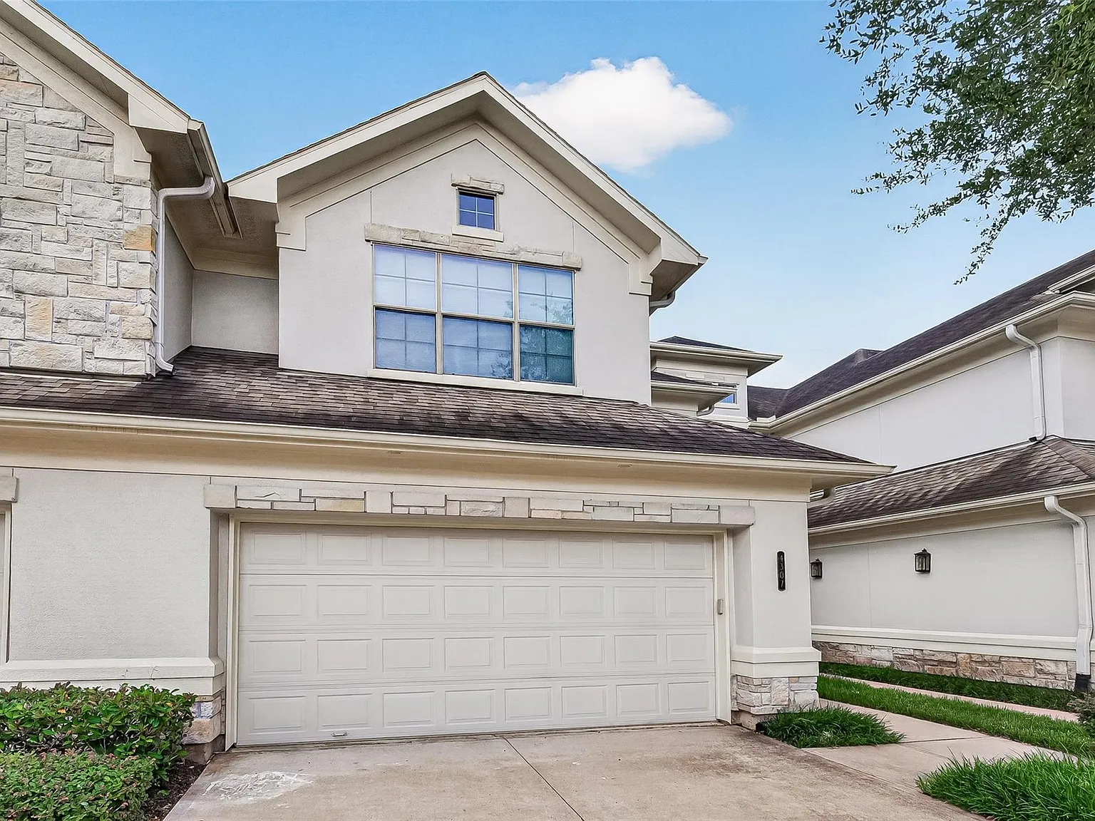 3 bed, 2.5 bath, 2100 sqft, $2,400 — Photo 3