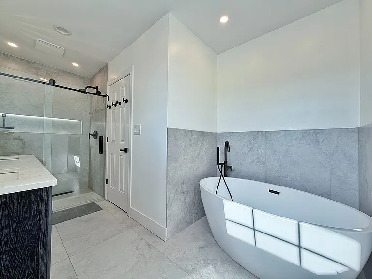 2427 W Grenshaw St #2 — Photo 14