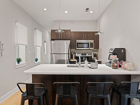 3rd image of 2332-38 Carpenter St #2A
