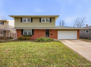 152 Walnut Dr, St Charles, IL 60174