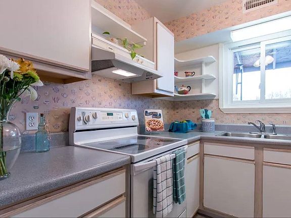 5th image of 1055 Carriage Cir APT 301