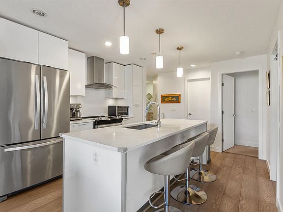 5th image of 719 W 3rd St #404