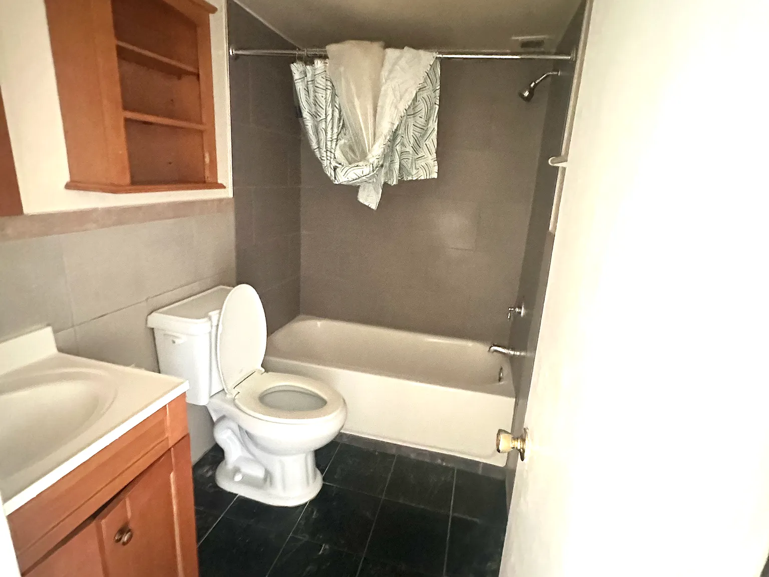 3 bed, 1200 sqft, $2,200 — Photo 2