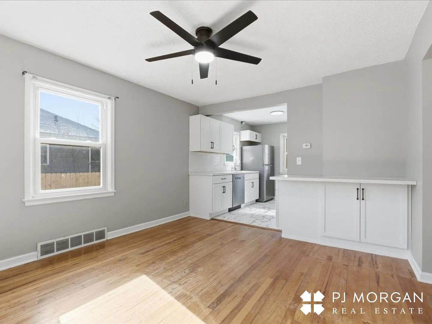 Charming 2 Bedroom Home located in Midtown! — Photo 2
