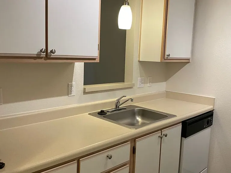 Sunrise Pointe Apartments — Photo 55