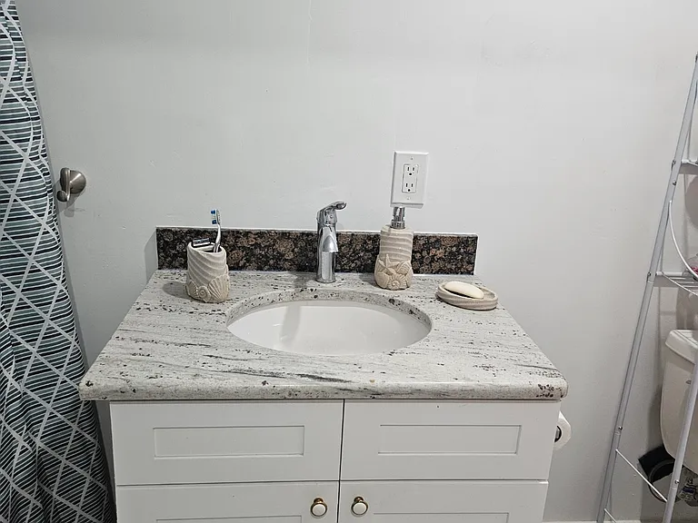 320 Dania St — Photo 6