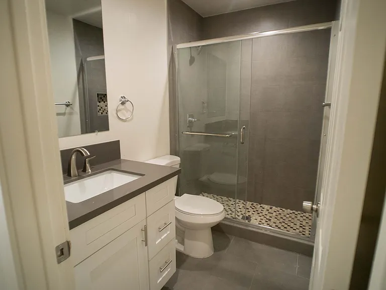 Parkway Plaza Apartments — Photo 6