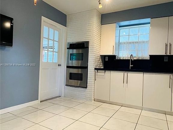 3rd image of 1070 NE 160th St #3