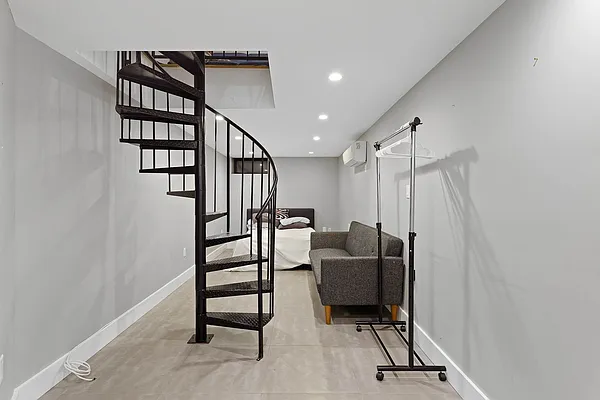 Rented by Safdie Realty Group | media 28