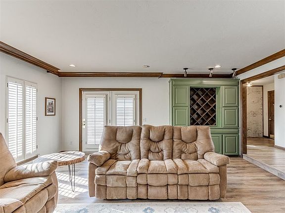 3rd image of 224 E Parkland Dr