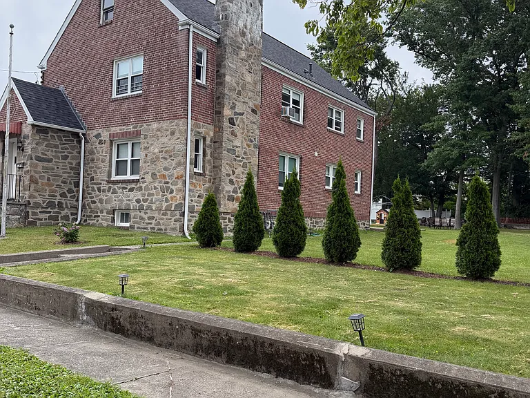 526 Franklin Ave #1 — Photo 16