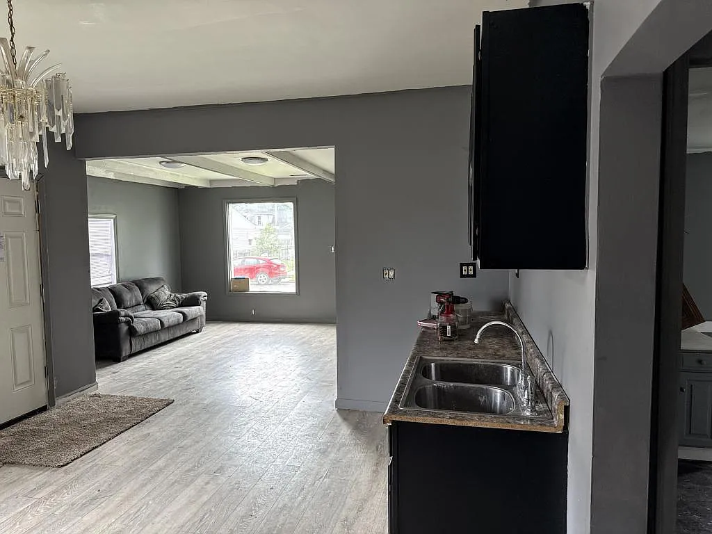 218 Charlotte Street — Photo 3
