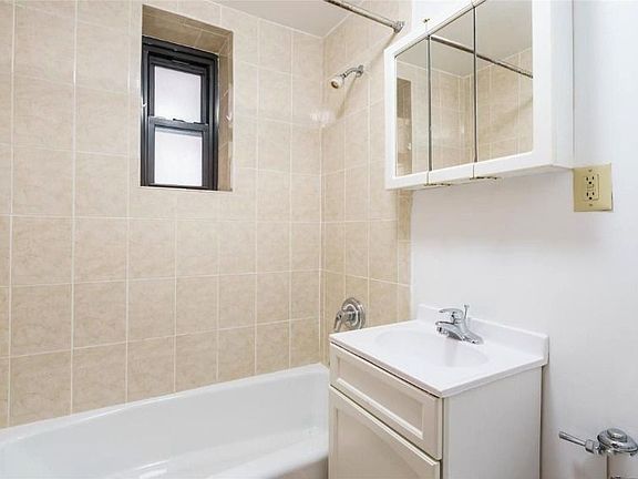 4th image of 205 W 91st St #C