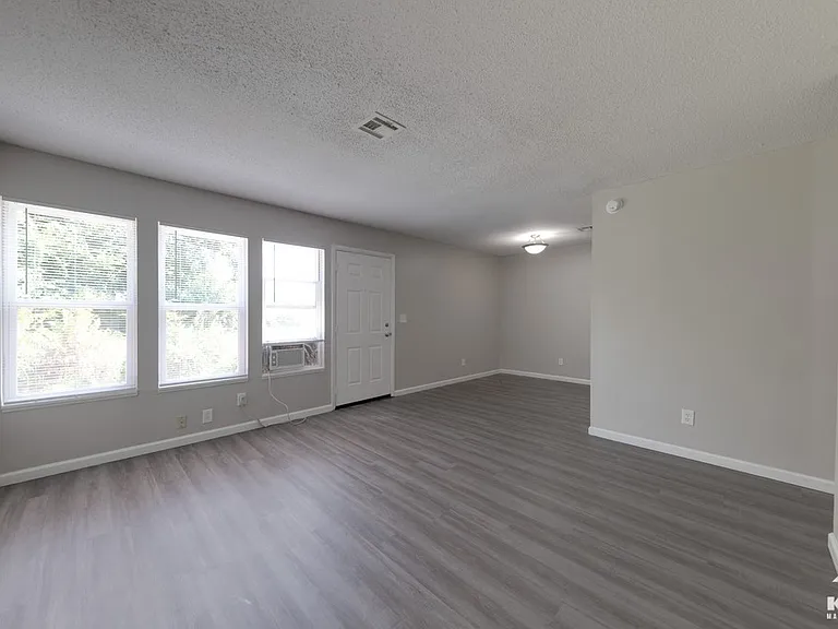 1322 N Kansas St — Photo 3