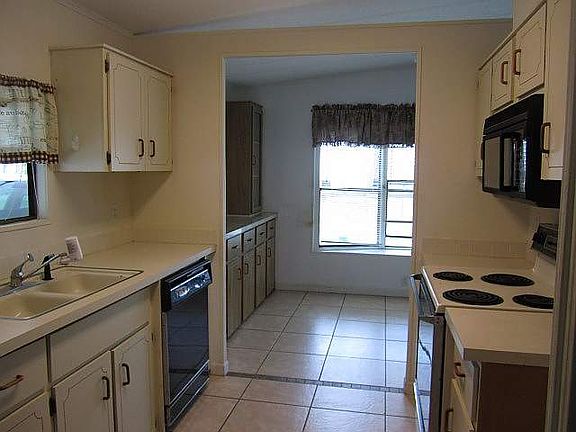 3rd image of 416 Edgemar Ct