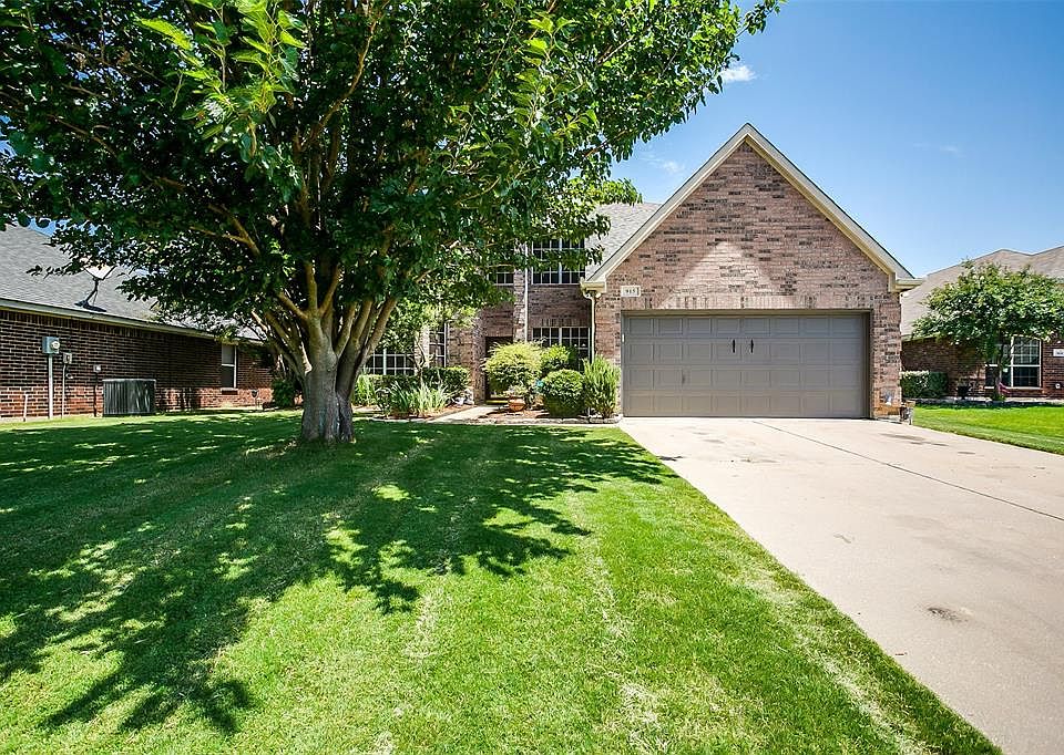 1st image of 915 Hidden Lake Dr