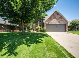 915 Hidden Lake Dr, Burleson, TX 76028