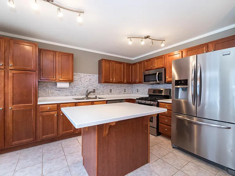 8165 Heritage Dr — Photo 10