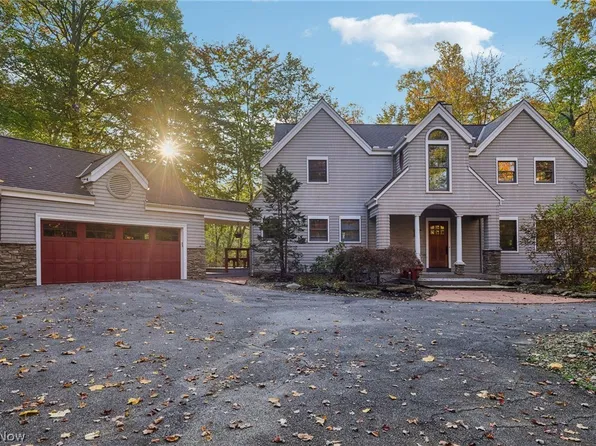 31 Louise Dr, Chagrin Falls, OH 44022