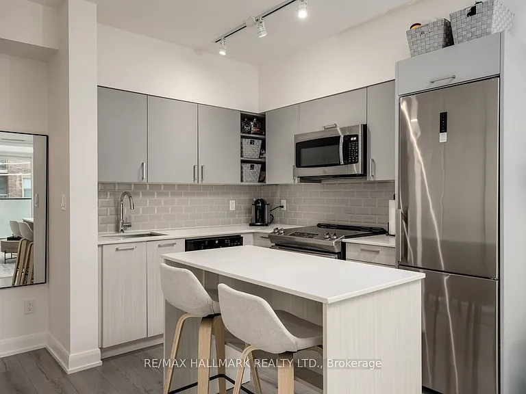385 Osler St #306 — Photo 8
