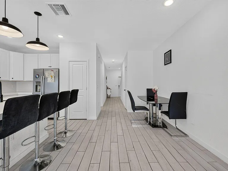 608 NE Waters Edge Ln — Photo 6