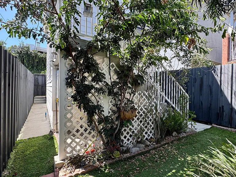 437 1/2 N Mountain View Ave — Photo 16