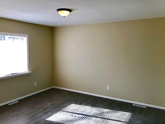 5th image of 1300 NW Golfview Dr