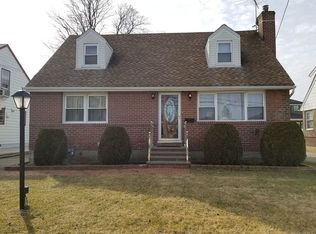 299 Saville Rd, Mineola, NY 11501