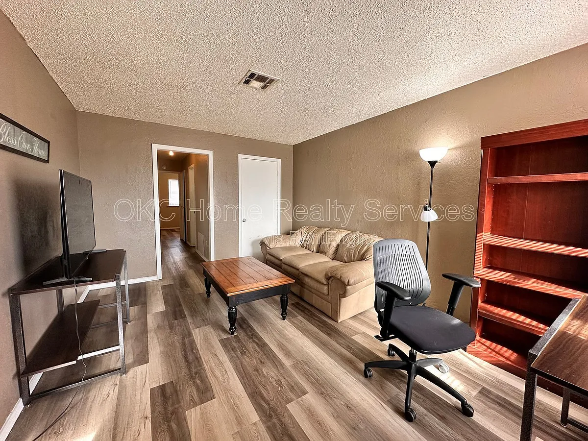 Building Photo - 109 SE 42nd St #D