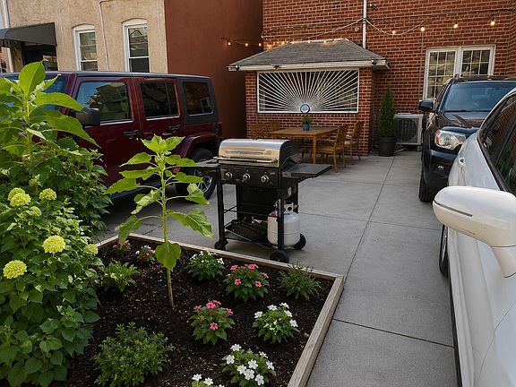 4th image of 1652 Cornelia St #1