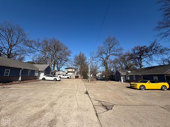 5th image of 908 Warner Ave