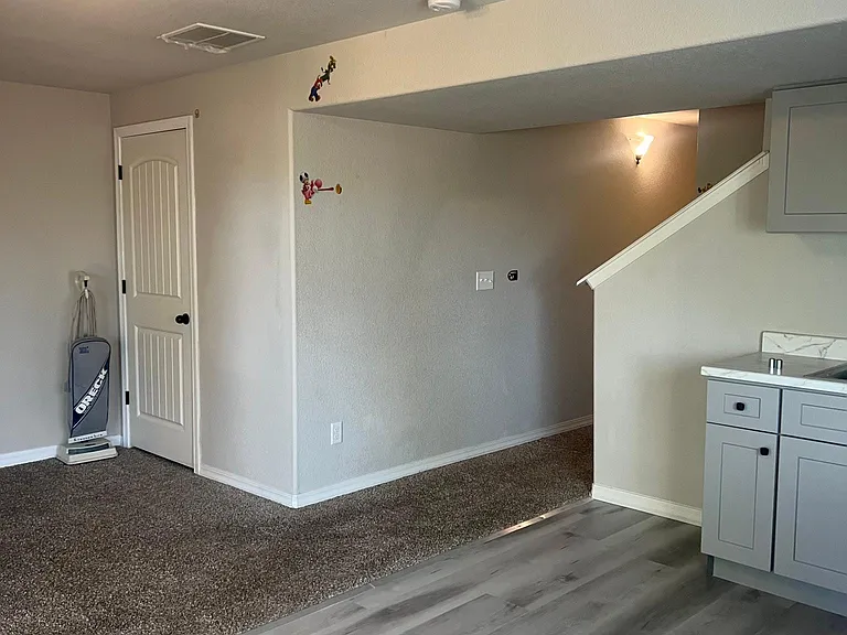 1259 Livingston Ave — Photo 6