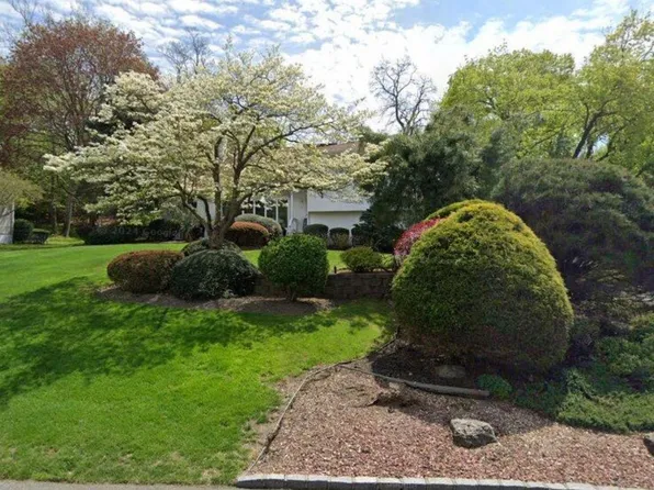 10 Vanad Drive, East Hills, NY 11576