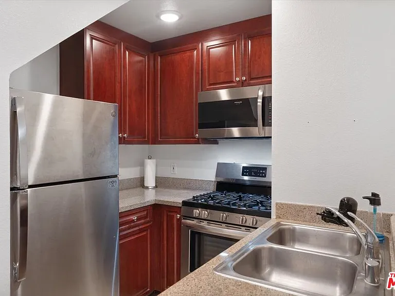 5530 Owensmouth Ave #316 — Photo 7