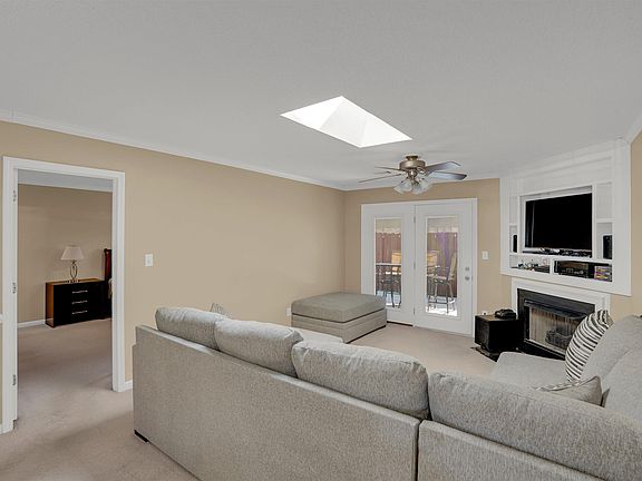 3rd image of 105 Thorn Tree Ln