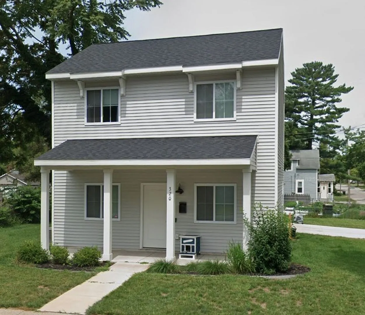 3 bedroom 2 bath, 2 stall garage — Photo 1