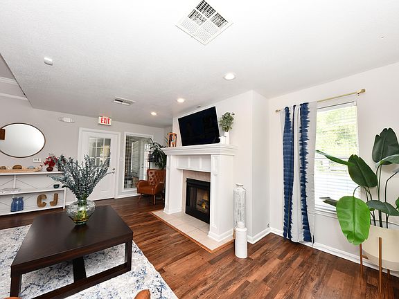 Experience the comfort of this inviting living space, perfect for relaxation and entertainment.