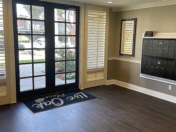 2nd image of 300 E Live Oak St APT 2E