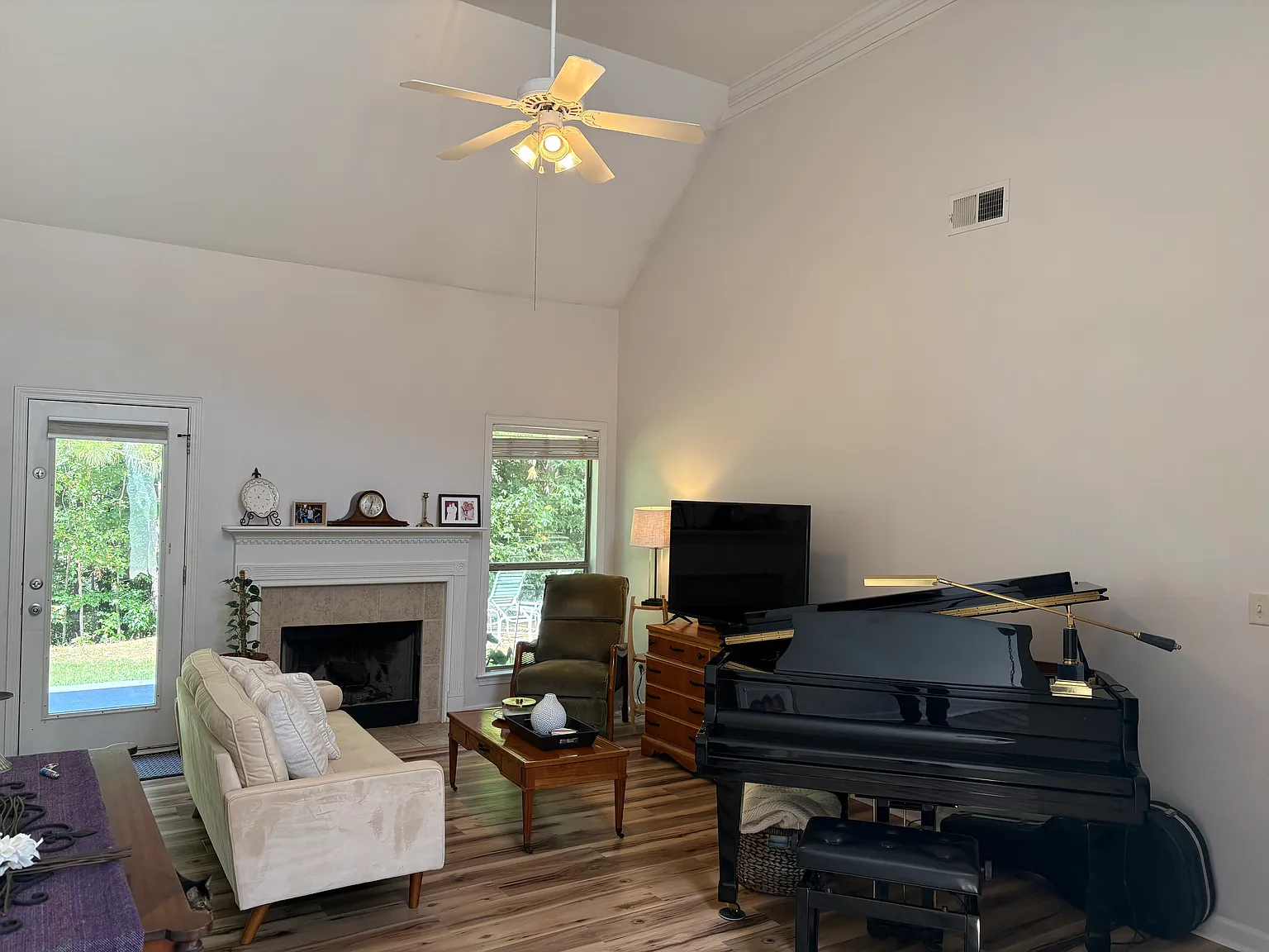 3 bed, 1402 sqft, $2,000 — Photo 3