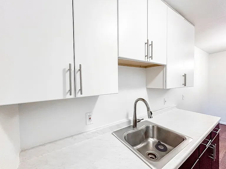 242 West Franklin Ave — Photo 56
