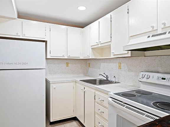 5th image of 9021 Sunrise Lakes Blvd APT 107