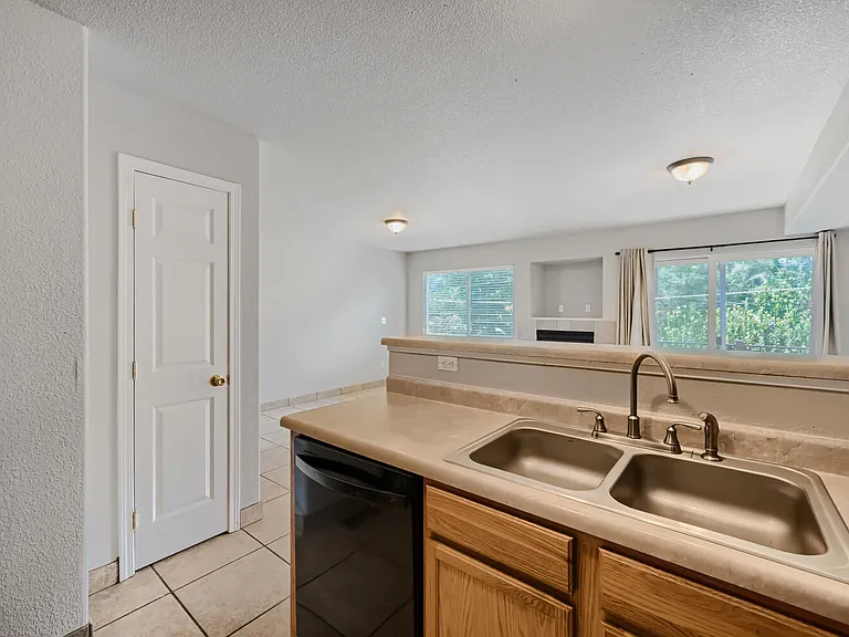 330 Graceland Grv — Photo 4