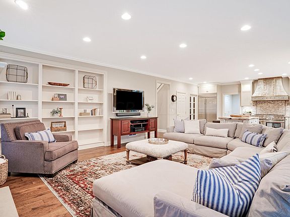 3rd image of 7719 Leverett Park